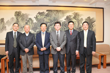 中國質(zhì)量檢驗(yàn)協(xié)會(huì)常務(wù)理事張明(右二)、陳平(左一)、劉輝(右一)與山東大學(xué)溫德成教授(右三)、北京工業(yè)大學(xué)韓福榮教授(左三)、投訴處理領(lǐng)域著名學(xué)者朱立恩教授(左二)在研討會(huì)中合影留念