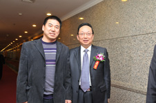 消費(fèi)維權(quán)專家、中消協(xié)原副秘書長武高漢與研討會(huì)企業(yè)代表在研討會(huì)中合影留念