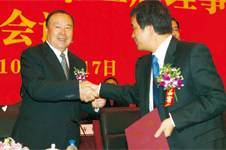 全國政協(xié)副主席白立忱(左)向中國質(zhì)量檢驗(yàn)協(xié)會(huì)第三屆理事會(huì)副理事長兼秘書長柯振權(quán)(右)頒發(fā)“協(xié)會(huì)副理事長”證書