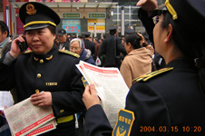 煙草專賣工作人員索取中國質(zhì)量檢驗(yàn)協(xié)會(huì)工作人員散發(fā)的2004年“3.15”國際消費(fèi)者權(quán)益日宣傳資料