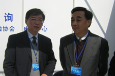 時(shí)任國家質(zhì)檢總局副局長葛志榮和時(shí)任質(zhì)量司司長孫波在2005年“3.15”咨詢活動(dòng)現(xiàn)場掠影