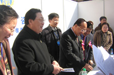 時(shí)任國家質(zhì)檢總局產(chǎn)品質(zhì)量監(jiān)督司司長紀(jì)正昆在2005年“3.15”咨詢活動(dòng)現(xiàn)場解答消費(fèi)者的問題