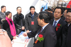 時(shí)任國家質(zhì)檢總局黨組書記李傳卿在2006年“3.15”咨詢活動(dòng)現(xiàn)場親切接見中國質(zhì)量檢驗(yàn)協(xié)會(huì)工作人員