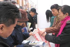 中國質(zhì)量檢驗(yàn)協(xié)會(huì)工作人員在2006年“3.15”咨詢活動(dòng)現(xiàn)場向消費(fèi)者發(fā)放資料