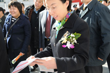 北京市人民政府副市長程紅(右一)在2008年“3.15”咨詢活動(dòng)現(xiàn)場仔細(xì)閱讀中國質(zhì)量檢驗(yàn)協(xié)會(huì)編印的《2008年“3.15”國際消費(fèi)者權(quán)益日宣傳資料(消費(fèi)指南)》并致以高度評(píng)價(jià)