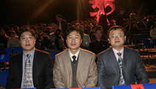 中國質(zhì)量檢驗(yàn)協(xié)會(huì)會(huì)員工作部主任楊曉東(中)和副主任劉輝(左)、企業(yè)工作部副主任王劍(右)等10名工作人員應(yīng)邀出席中央電視臺(tái)2008年“3.15晚會(huì)”