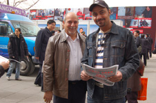 外國消費(fèi)者在2009年“3.15”咨詢活動(dòng)現(xiàn)場接受中國質(zhì)量檢驗(yàn)協(xié)會(huì)贈(zèng)閱的《宣傳手冊(cè)》并留影