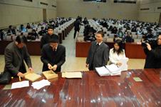 “全國質(zhì)量知識(shí)競賽”復(fù)賽考試結(jié)束后,國家質(zhì)檢總局監(jiān)察局室主任楊學(xué)偉(左一)、國家質(zhì)檢總局質(zhì)量管理司質(zhì)量管理處處長殷榮伍(右二)、中國質(zhì)量檢驗(yàn)協(xié)會(huì)秘書長助理張明(左二)對(duì)復(fù)賽答題卡進(jìn)行現(xiàn)場封存