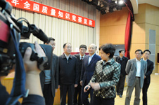 中國質(zhì)量檢驗(yàn)協(xié)會(huì)秘書長助理張明(左三)陪同時(shí)任國家質(zhì)檢總局局長王勇等領(lǐng)導(dǎo)巡視考場掠影