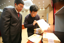 中國質(zhì)量檢驗(yàn)協(xié)會(huì)秘書長助理張明(左一)、企業(yè)工作部副主任趙劍波(左二)在復(fù)賽考場現(xiàn)場啟封試卷