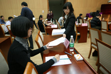 中國質(zhì)量檢驗(yàn)協(xié)會(huì)監(jiān)考工作人員在復(fù)賽考場發(fā)放試卷