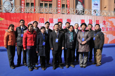 中國質(zhì)量檢驗(yàn)協(xié)會(huì)秘書長助理張明(二排右四)、綜合部主任李曉光(二排右一)、企業(yè)工作部主任陳平(二排右二)、會(huì)員工作部主任楊曉東(二排左四)、防偽中心主任王成村(一排右一)、會(huì)員工作部副主任王劍(一排右三)和工作人員王秀果、張東紅、張勇、劉軍、賈麗、吳艷在2010年“3.15”咨詢活動(dòng)現(xiàn)場合影留念