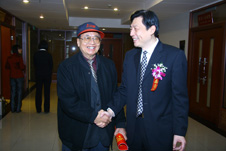 時(shí)任國家質(zhì)檢總局黨組成員、中國國家認(rèn)證認(rèn)可監(jiān)督管理委員會(huì)主任孫大偉(右一)親切接見時(shí)任中國質(zhì)量檢驗(yàn)協(xié)會(huì)會(huì)長李保國(左一)