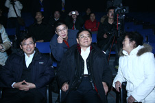 中國質(zhì)量檢驗(yàn)協(xié)會(huì)秘書長助理張明(左二)陪同國家質(zhì)檢總局副局長劉平均(左三)、時(shí)任質(zhì)量管理司司長孫波(左一)、時(shí)任辦公廳副主任朱守鈞(右一)觀看“全國質(zhì)量知識(shí)競賽”決賽的彩排活動(dòng)