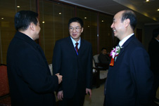 中國質(zhì)量檢驗(yàn)協(xié)會(huì)秘書長助理張明(左二)在活動(dòng)現(xiàn)場與重慶市人民政府副秘書長張明樹(右一)、重慶市質(zhì)量技術(shù)監(jiān)督局局長張宗清(左一)親切交流