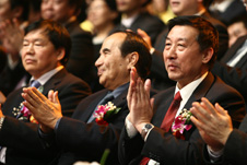 全國政協(xié)副主席阿不來提·阿不都熱西提(左二)、時(shí)任國家質(zhì)檢總局局長王勇(右一)、工業(yè)和信息化部副部長婁勤儉(左一)為選手們的精彩表演而鼓掌慶賀