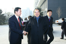 時(shí)任國家質(zhì)檢總局局長王勇(左一)、中國質(zhì)量檢驗(yàn)協(xié)會(huì)秘書長助理張明(左三)陪同全國政協(xié)副主席阿不來提·阿不都熱西提(左二)來到“全國質(zhì)量知識(shí)競賽”決賽活動(dòng)錄制現(xiàn)場