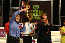 由中國質(zhì)量檢驗(yàn)協(xié)會(huì)負(fù)責(zé)組隊(duì)參賽的消費(fèi)者代表隊(duì)一路過關(guān)斬將,在決賽中以總分825分的優(yōu)異成績勇奪冠軍。圖為全國政協(xié)副主席阿不來提·阿不都熱西提(右一)為消費(fèi)者代表隊(duì)頒發(fā)“全國質(zhì)量知識(shí)競賽”總決賽一等獎(jiǎng)獎(jiǎng)杯