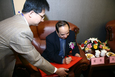 中國質(zhì)量檢驗(yàn)協(xié)會(huì)會(huì)員工作部副主任張百熙(左一)在活動(dòng)現(xiàn)場懇請(qǐng)全國政協(xié)副主席阿不來提·阿不都熱西提(右一)為“全國質(zhì)量知識(shí)競賽”決賽活動(dòng)簽名留念