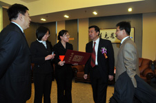 時(shí)任國家質(zhì)檢總局局長王勇(右二)為“全國質(zhì)量知識(shí)競賽”決賽活動(dòng)簽名留念