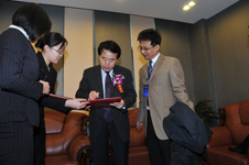 中華全國總工會(huì)書記處書記、紀(jì)檢組長王瑞生(右二)為“全國質(zhì)量知識(shí)競賽”決賽活動(dòng)簽名留念