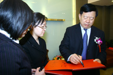 國家質(zhì)檢總局副局長魏傳忠(右一)為“全國質(zhì)量知識(shí)競賽”決賽活動(dòng)簽名留念