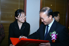 國家質(zhì)檢總局黨組成員兼紀(jì)檢組長王煒(右一)為“全國質(zhì)量知識(shí)競賽”決賽活動(dòng)簽名留念