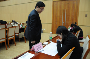 中國質(zhì)量檢驗(yàn)協(xié)會(huì)會(huì)員工作部副主任劉輝在“全國質(zhì)量知識(shí)競賽”復(fù)賽現(xiàn)場監(jiān)考