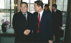 時(shí)任國家質(zhì)檢總局局長王勇在人民大會(huì)堂東門口親自迎接全國政協(xié)副主席李金華