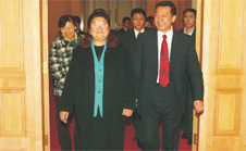 時(shí)任國家質(zhì)檢總局局長王勇親自迎接十屆全國人大常委會(huì)副委員長顧秀蓮進(jìn)入人民大會(huì)堂貴賓室