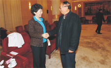 國家質(zhì)檢總局黨組成員張沁榮與時(shí)任中國質(zhì)量檢驗(yàn)協(xié)會(huì)會(huì)長李保國親切握手