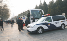 2009年11月24日早上各位代表乘車前往人民大會(huì)堂