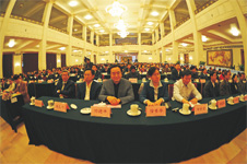 與會(huì)代表認(rèn)真聽取領(lǐng)導(dǎo)們的講話