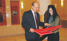 時(shí)任國家質(zhì)檢總局副局長支樹平瀏覽嘉賓題名簿