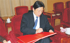 時(shí)任國家質(zhì)檢總局黨組成員、中國國家認(rèn)證認(rèn)可監(jiān)督管理委員會(huì)主任孫大偉現(xiàn)場題名