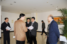 時(shí)任國家質(zhì)檢總局局長王勇、時(shí)任國家質(zhì)檢總局副局長支樹平、黨組成員兼紀(jì)檢組長王煒、總工程師張綱等領(lǐng)導(dǎo)在考場外查看復(fù)賽試題