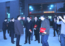 “全國質(zhì)量知識(shí)競賽”決賽活動(dòng)結(jié)束后,時(shí)任國家質(zhì)檢總局局長王勇與協(xié)會(huì)秘書長助理張明親切握手,祝賀“全國質(zhì)量知識(shí)競賽”活動(dòng)的圓滿落幕