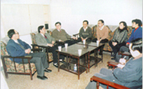 時(shí)任國家質(zhì)量技術(shù)監(jiān)督局局長李傳卿、時(shí)任國家質(zhì)量技術(shù)監(jiān)督局副局長朱明暹聽取協(xié)會(huì)部分負(fù)責(zé)人匯報(bào)工作