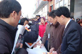 中國質(zhì)量檢驗(yàn)協(xié)會(huì)秘書長助理張明(右二)、會(huì)員工作部主任楊曉東(右一)在2010年“3.15”咨詢活動(dòng)現(xiàn)場向消費(fèi)者發(fā)放由中國質(zhì)量檢驗(yàn)協(xié)會(huì)編輯的《3.15宣傳手冊(cè)》